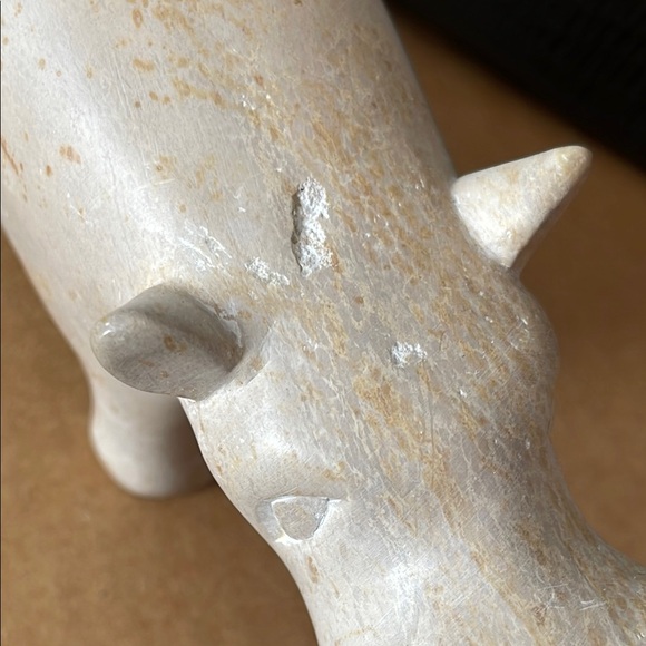 Carved Cream-colored Soap Stone Hippo figurine - Picture 5 of 8